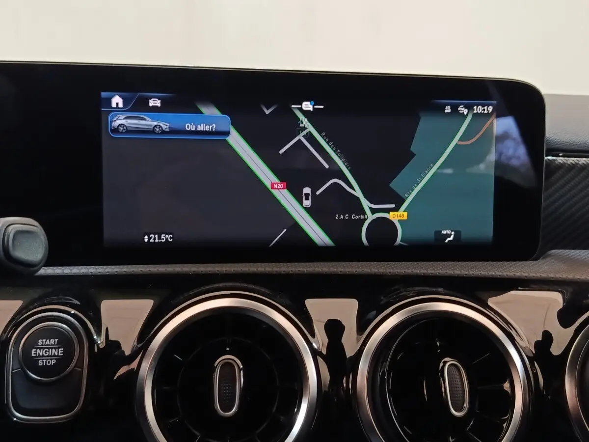 Vue rapprochée du tableau de bord du Mercedes GLA 250 e Business Line 2023 avec écran tactile et bouton démarrage.
