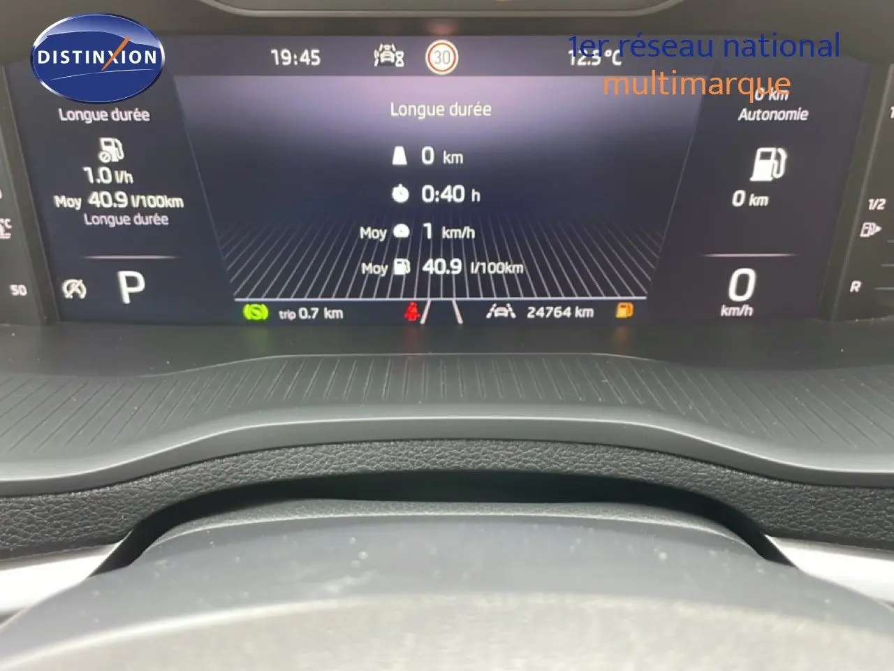 Tableau de bord numérique du Skoda Karoq 2025 affichant consommation, vitesse et autonomie, vue de face depuis le siège conducteur.