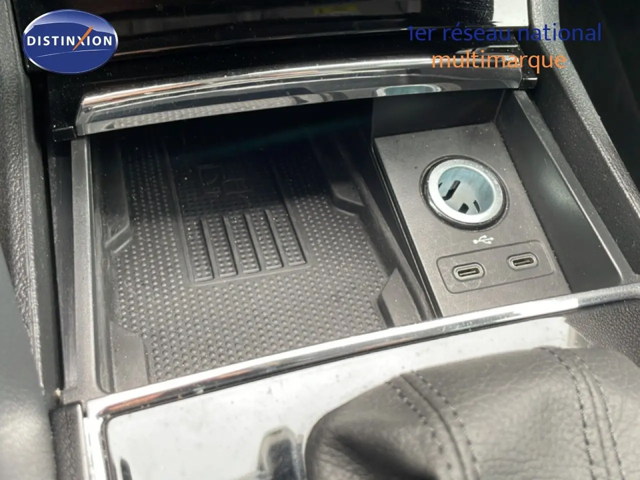 Gros plan sur la console centrale du Skoda Karoq 2025, montrant la prise 12V et deux ports USB-C noirs.