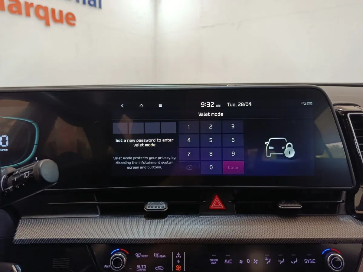 Écran tactile central du tableau de bord du Kia Sportage blanc, affichant le mode valet en intérieur.