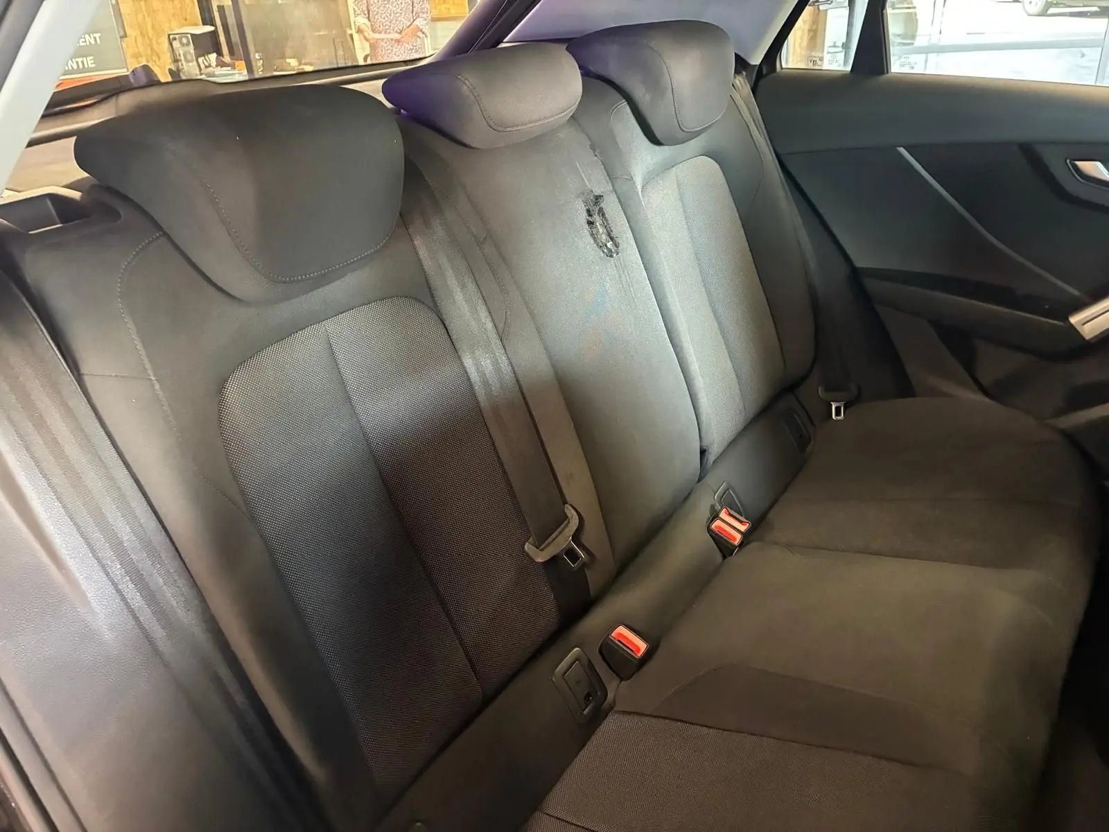 Vue intérieure côté droit des sièges arrière noirs en tissu de l'Audi Q2 30 1.6 TDI 116 BVM6 DESIGN 2020.