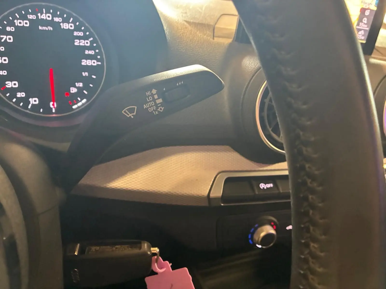 Vue intérieure côté gauche du tableau de bord noir de l'Audi Q2 30 1.6 TDI avec volant et commandes visibles.