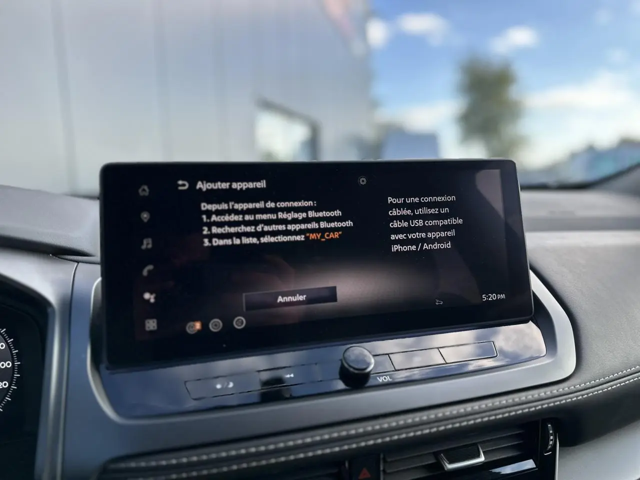 Écran tactile central du Nissan Qashqai 2025, affichant le menu Bluetooth, dans un intérieur noir élégant.