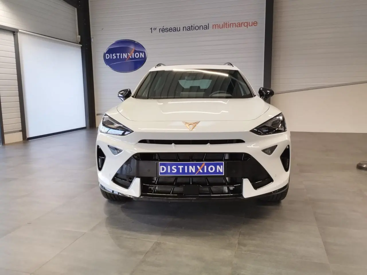 Vue avant d'un CUPRA Formentor 2.0 TDI blanc Nevada avec calandre noire et logo CUPRA cuivré visible.