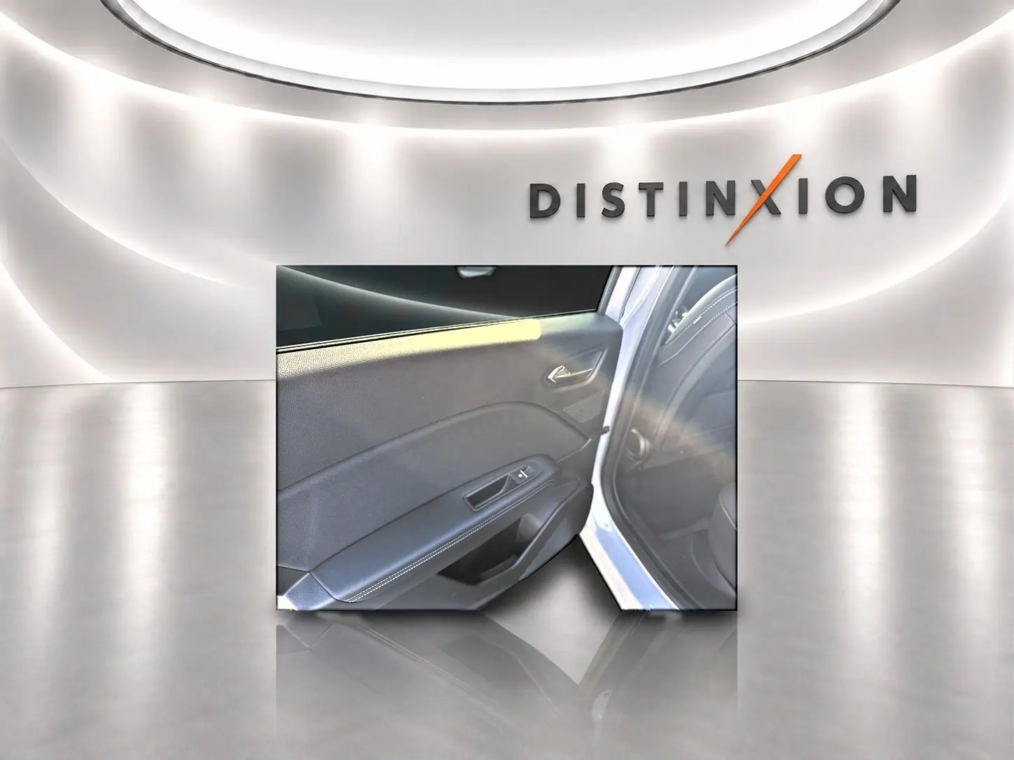 Détail de la porte arrière gauche ouverte d’une Renault Symbioz gris rafale, montrant la garniture intérieure noire.