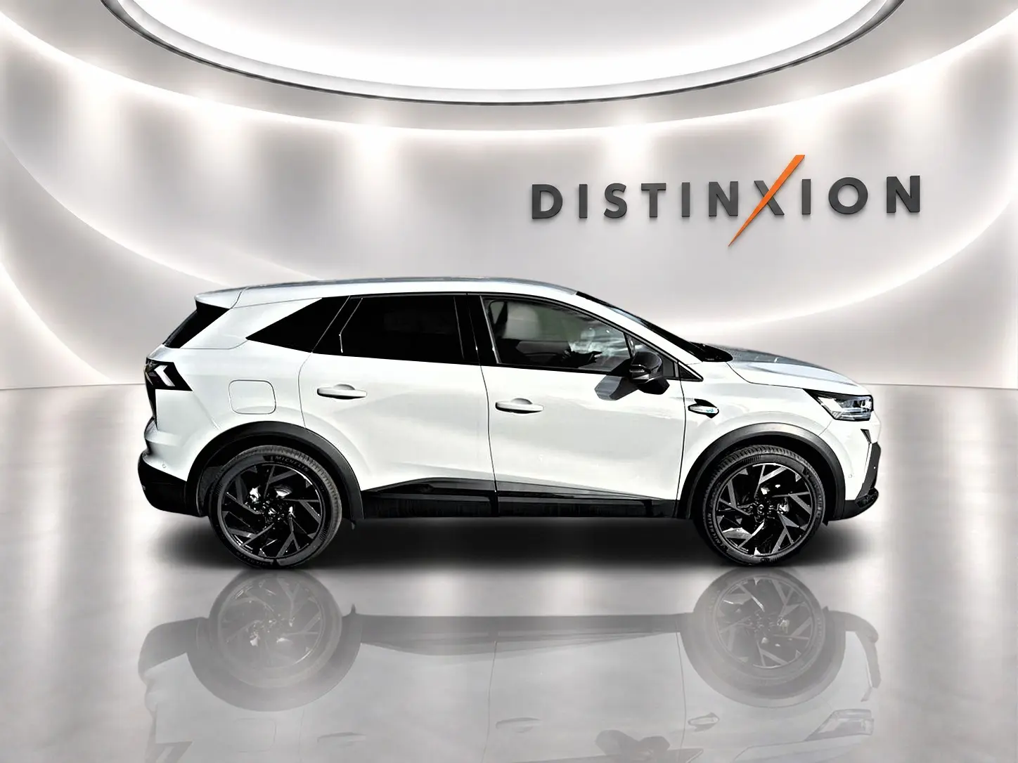 Vue latérale droite du Renault SYMBIOZ gris rafale avec jantes noires et toit noir dans un showroom lumineux.