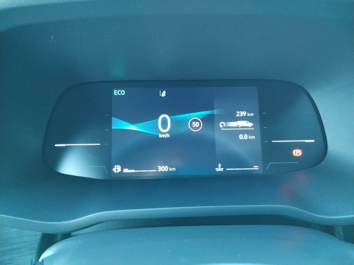 Affichage numérique du tableau de bord du Nissan Primastar blanc 2025 montrant la vitesse à 0 km/h en mode ECO.