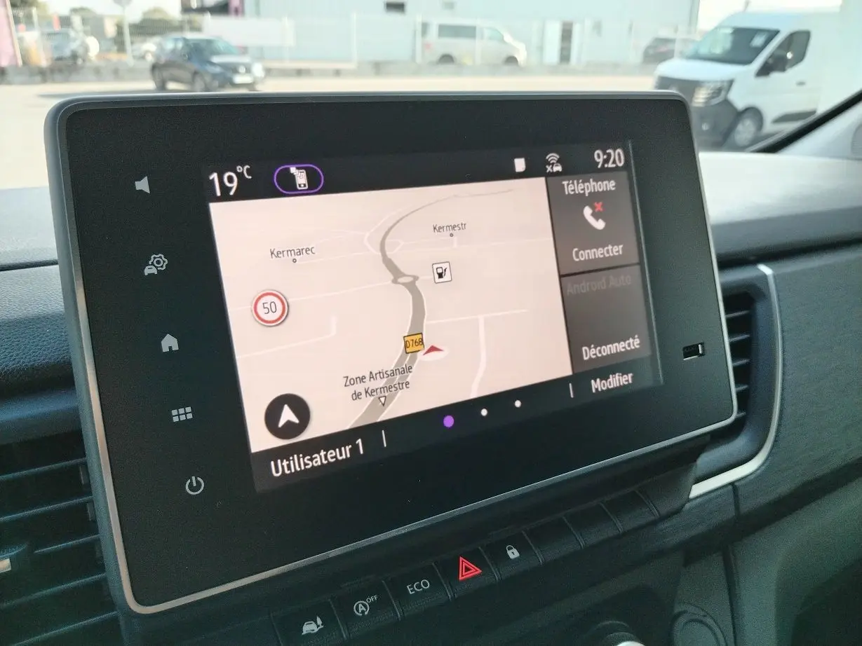 Écran tactile du système de navigation du Nissan Primastar blanc, vue intérieure du tableau de bord côté conducteur.