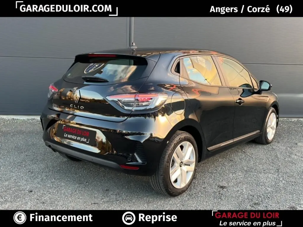 Vue 3/4 arrière droite d'une Renault Clio noire 2025 garée devant un mur gris, avec feux arrière LED visibles.