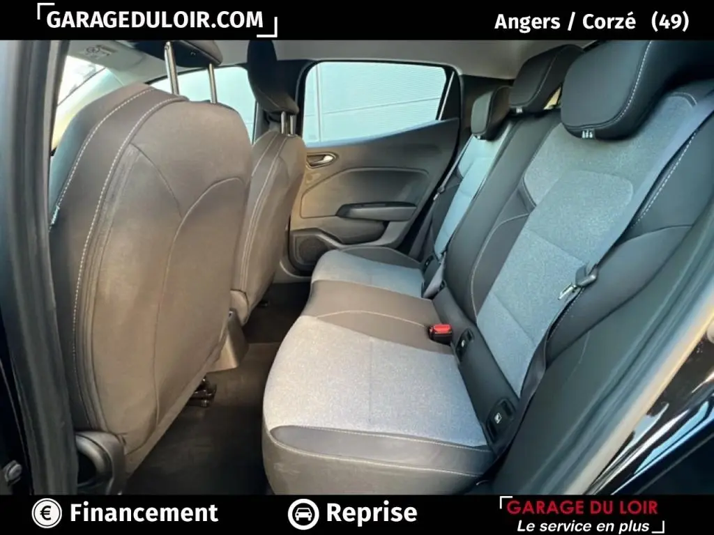 Vue intérieure côté droit sur la banquette arrière bi-matière grise et noire de la Renault Clio noir 2025.