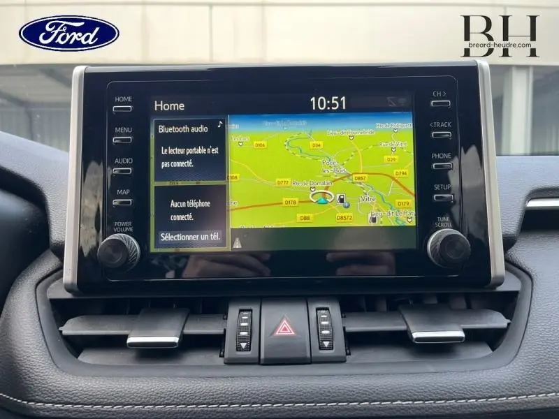 Écran tactile central avec navigation GPS et commandes autour, intérieur du Toyota RAV4 noir 2022.