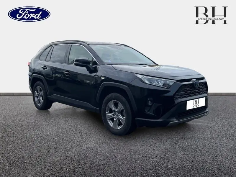 Toyota RAV4 noir métallisé vu en 3/4 avant droit, avec calandre noire et jantes alliage visibles.