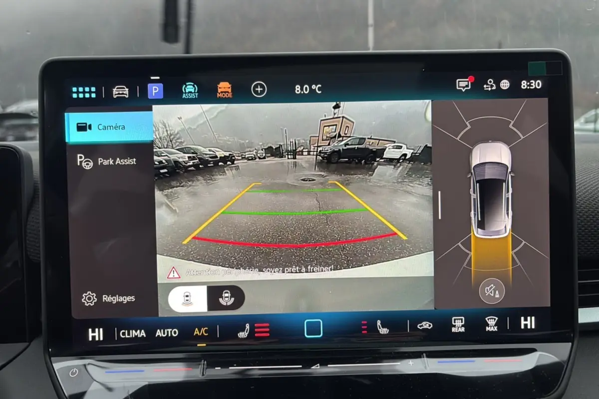 Affichage de la caméra de recul et du système Park Assist sur l'écran central du Volkswagen T-Roc blanc toit noir, version 2026.