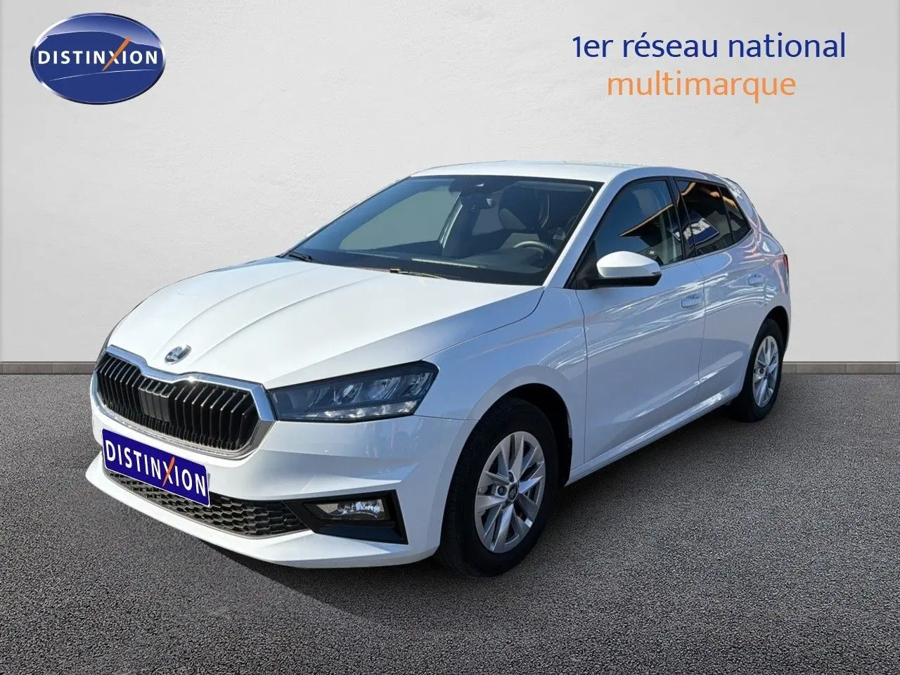 Vue 3/4 avant droite d'une Skoda Fabia blanche avec calandre noire et jantes alliage simples.