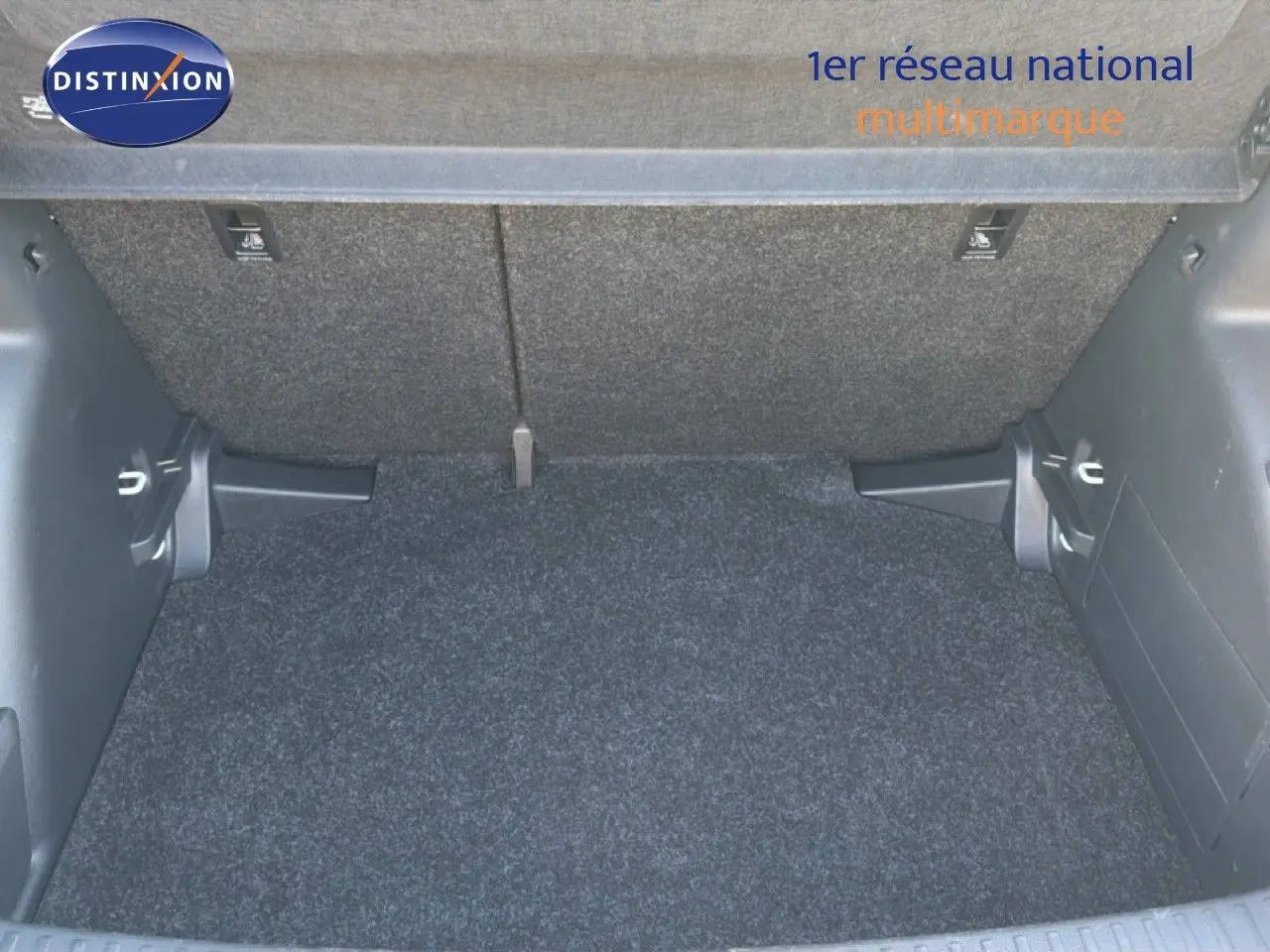 Coffre ouvert d’une Skoda Fabia gris graphite, vue intérieure montrant l’espace de chargement vide et les finitions en tissu.