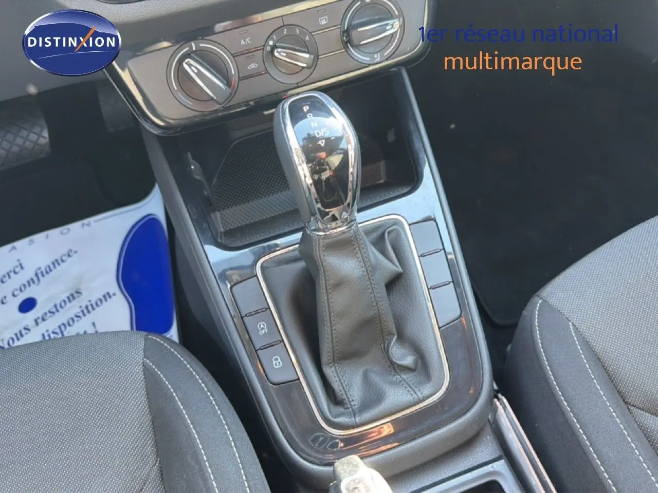 Vue rapprochée de la console centrale d’une Skoda Fabia gris graphite, mettant en valeur le levier de vitesse automatique et les commandes climatiques.