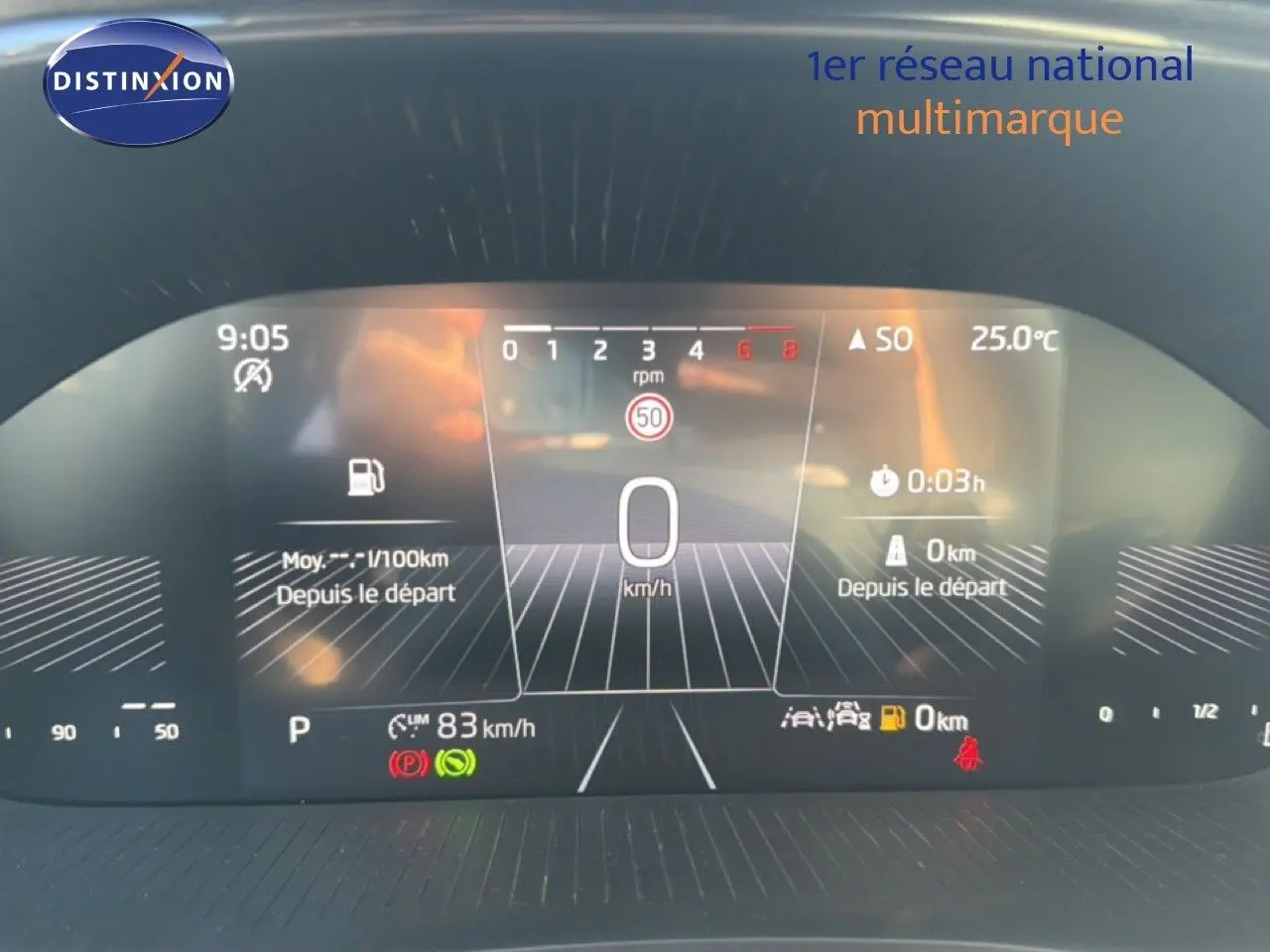 Tableau de bord numérique de Skoda Fabia 2025 affichant vitesse, température et alertes, vue frontale rapprochée.