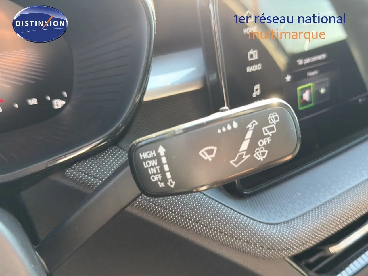 Gros plan sur la commande d’essuie-glace dans l’habitacle gris graphite métal d’une Skoda Fabia 2025.