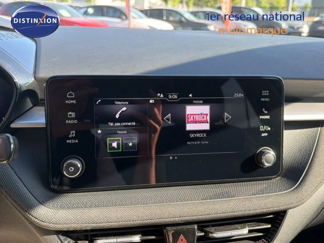 Écran tactile central du tableau de bord de la Skoda Fabia 2025 en gris graphite, affichant la radio Skyrock.