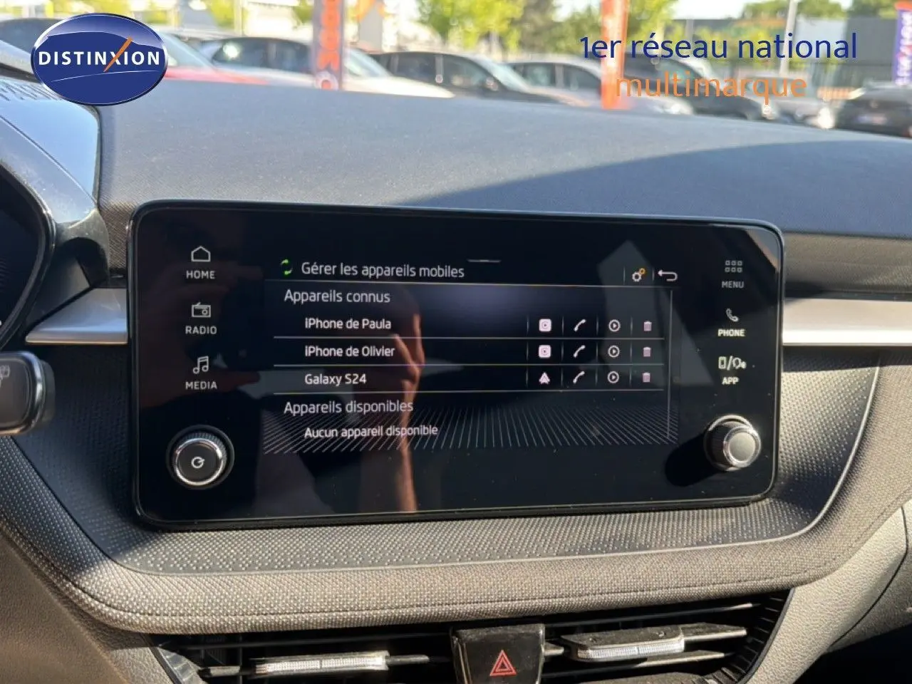 Écran tactile central de la Skoda Fabia 2025 gris graphite, affichant la gestion des appareils mobiles dans l'habitacle.