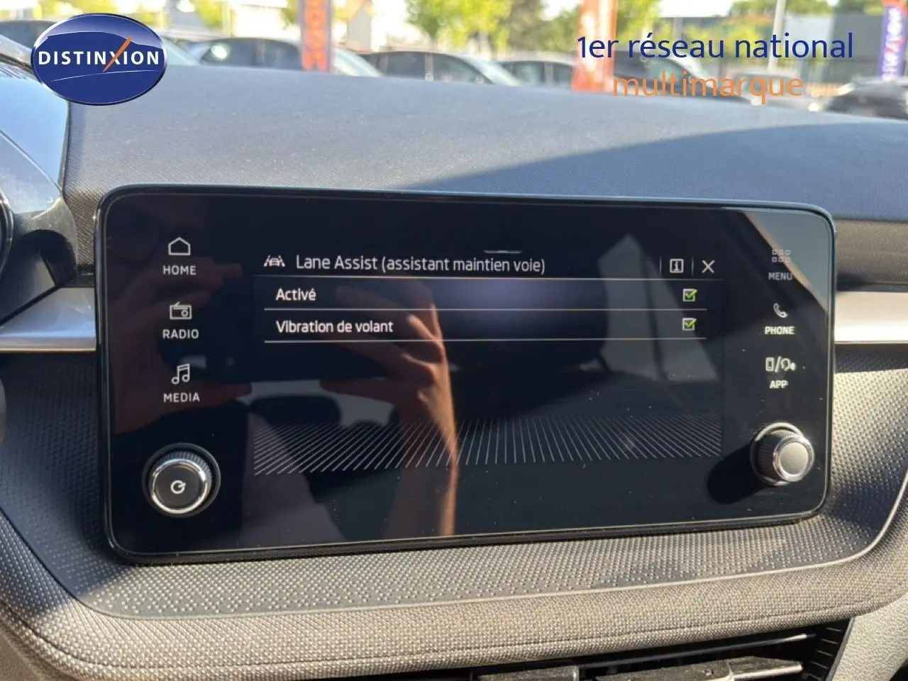 Écran tactile central de la Skoda Fabia 2025 affichant l'activation de l'assistant maintien de voie, intérieur noir.