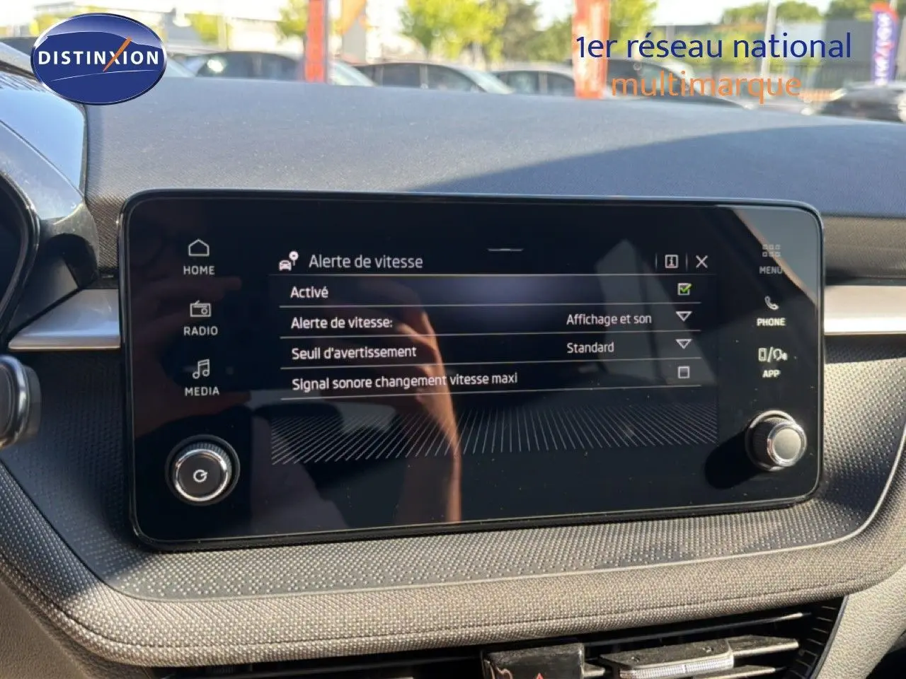 Écran tactile central de la Skoda Fabia 2025 gris graphite, affichant les réglages de l’alerte de vitesse.