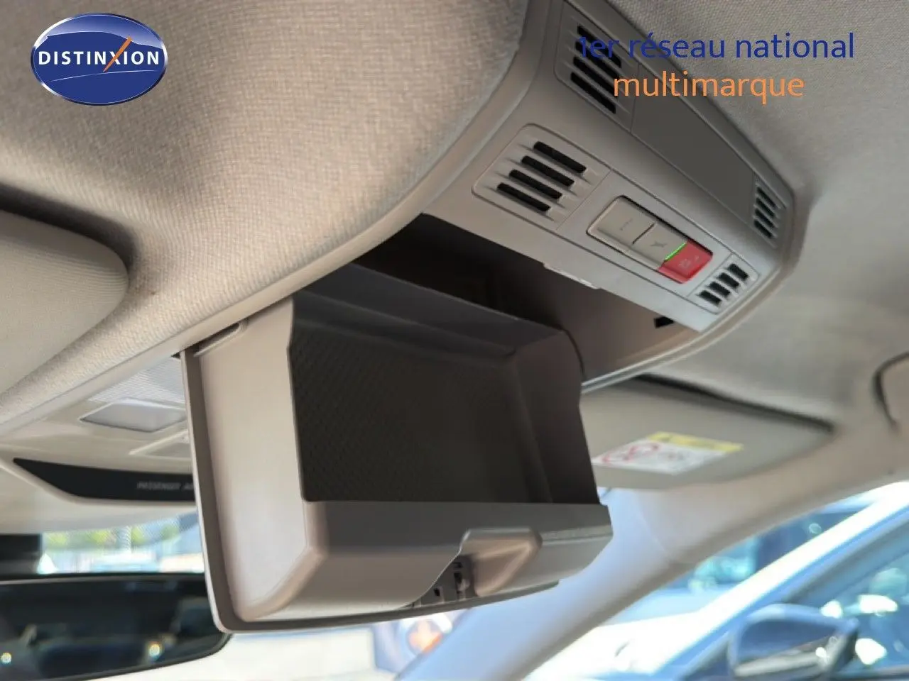 Détail intérieur montrant le rangement lunettes ouvert dans le plafond d’une Skoda Fabia gris graphite 2025.