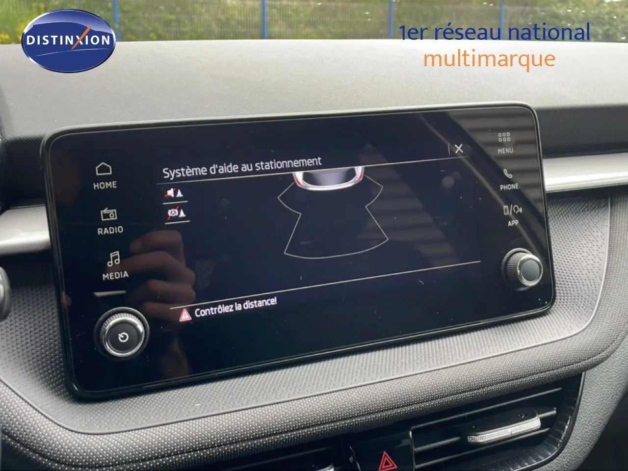 Écran tactile du système d'aide au stationnement dans l'habitacle d'une Skoda Fabia gris graphite, vue rapprochée.