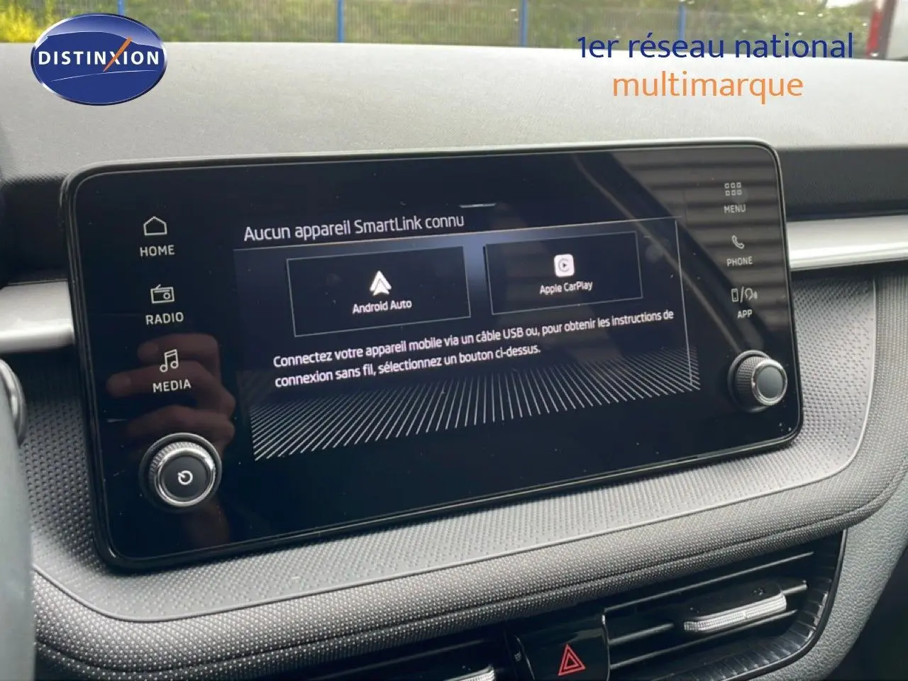 Écran tactile central du tableau de bord de la Skoda Fabia 2025, affichant les options Android Auto et Apple CarPlay.