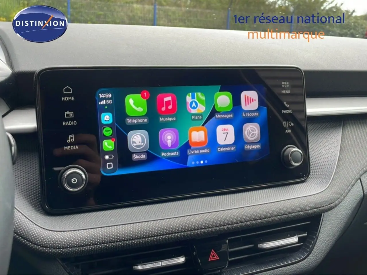 Écran tactile central allumé du tableau de bord gris graphite d'une Skoda Fabia 2025, affichant les applications connectées.