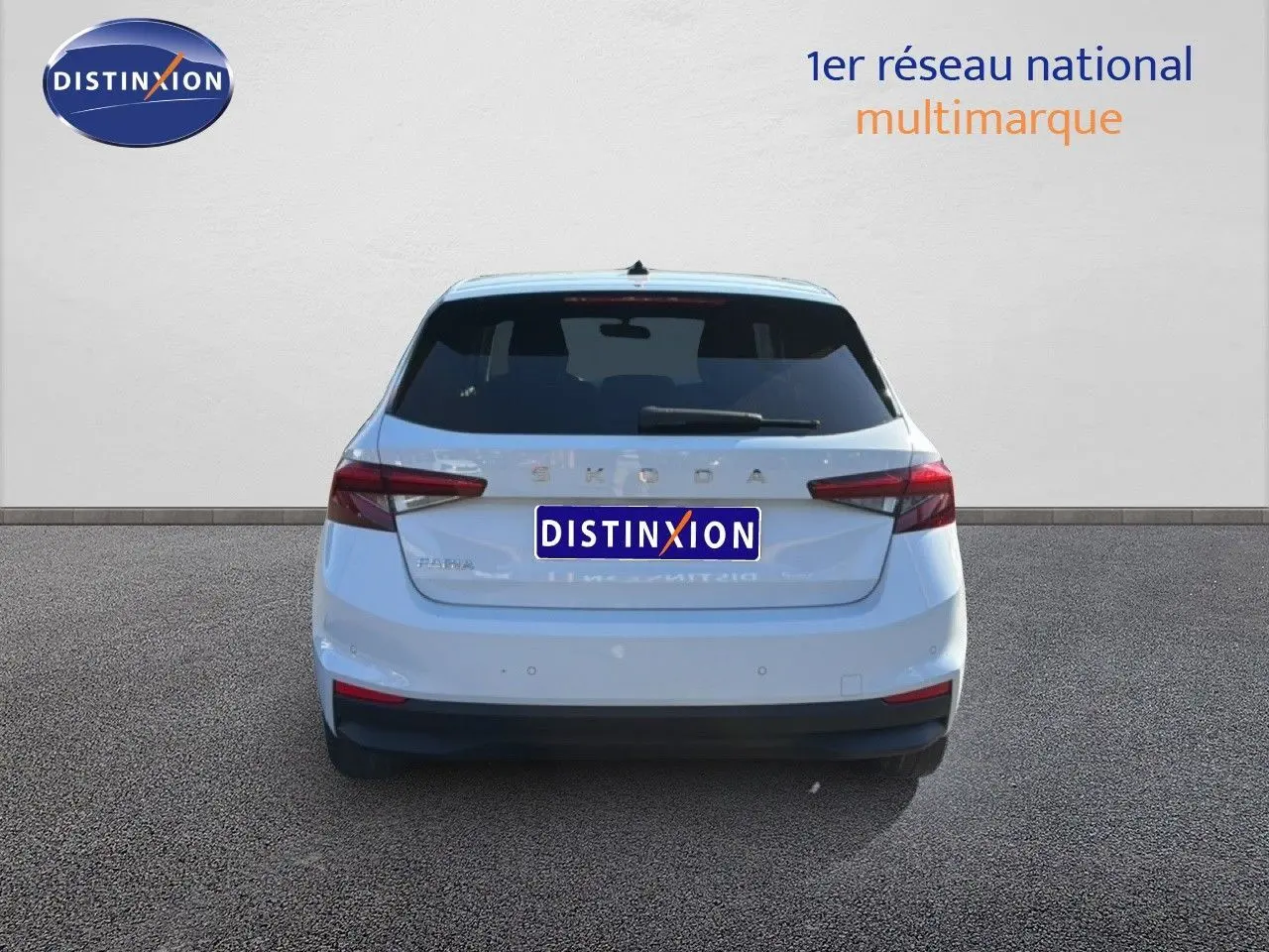 Vue arrière d'une Skoda Fabia 2025 gris graphite métal, avec feux arrière LED et hayon fermé.