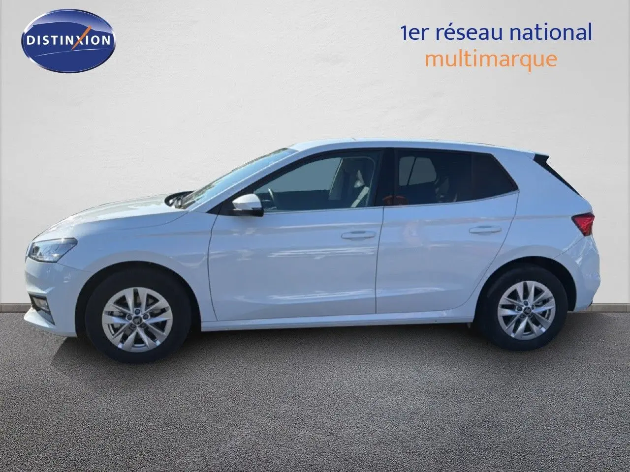 Profil droit de la Skoda Fabia 2025 gris clair, avec jantes alliage et lignes épurées sur fond neutre.