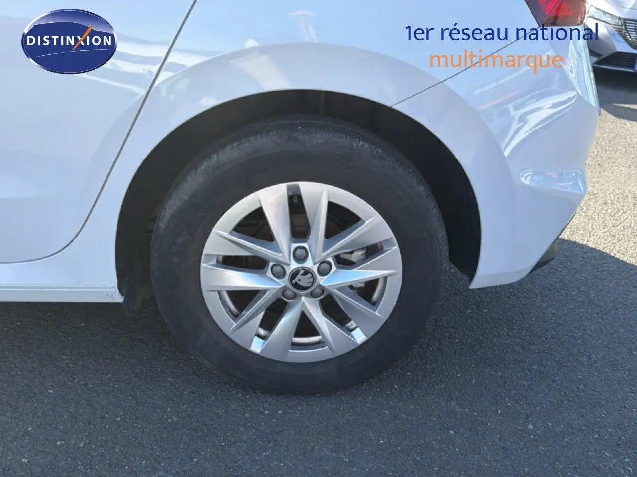 Gros plan sur la roue arrière droite d'une Skoda Fabia gris graphite métal avec jante alliage 15 pouces.