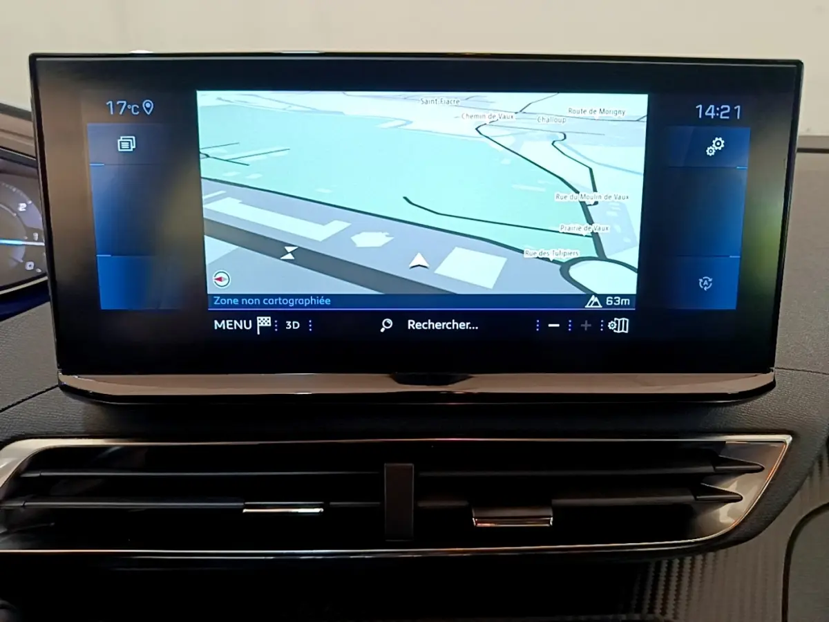 Écran tactile central affichant la navigation du Peugeot 3008 bleu, vue rapprochée du tableau de bord intérieur.