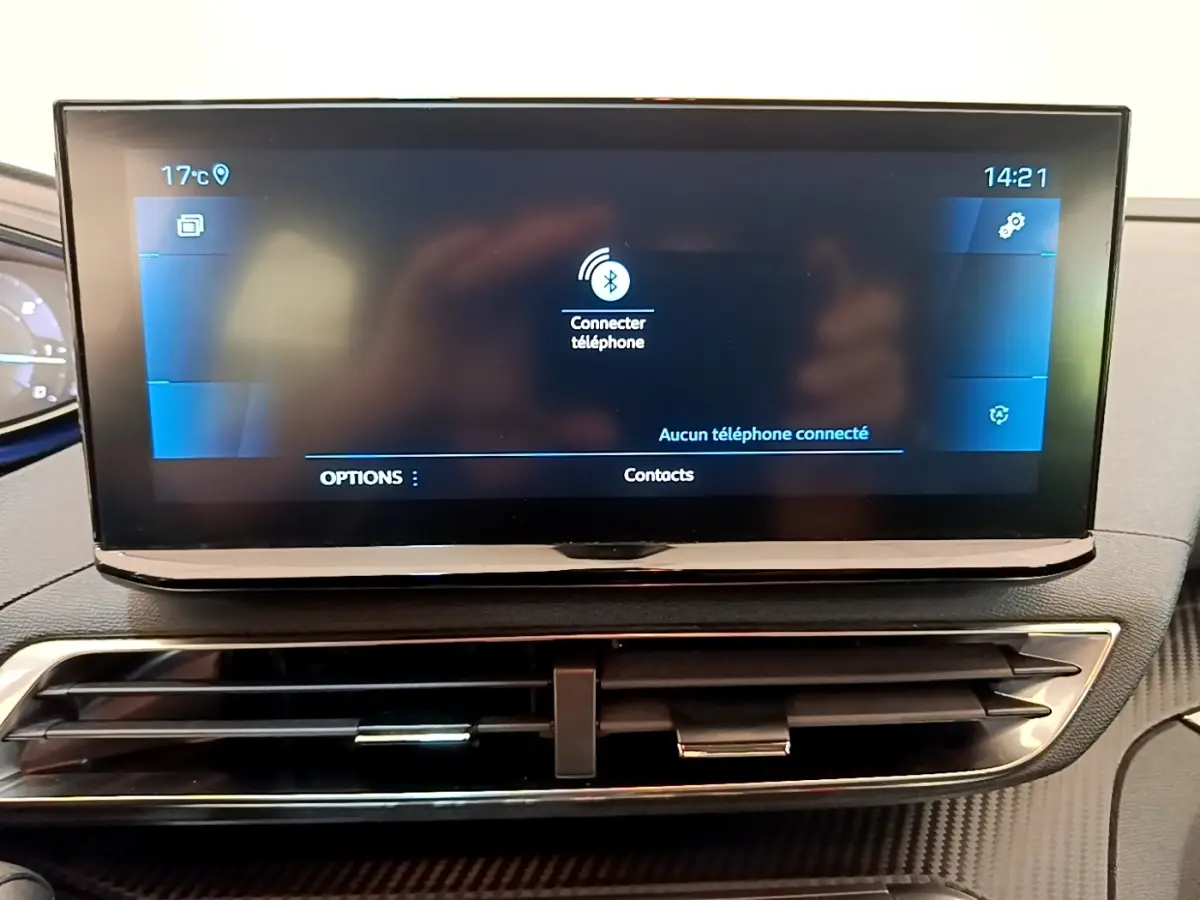 Écran tactile central allumé dans l’habitacle du Peugeot 3008 bleu, affichant la connexion Bluetooth téléphone.