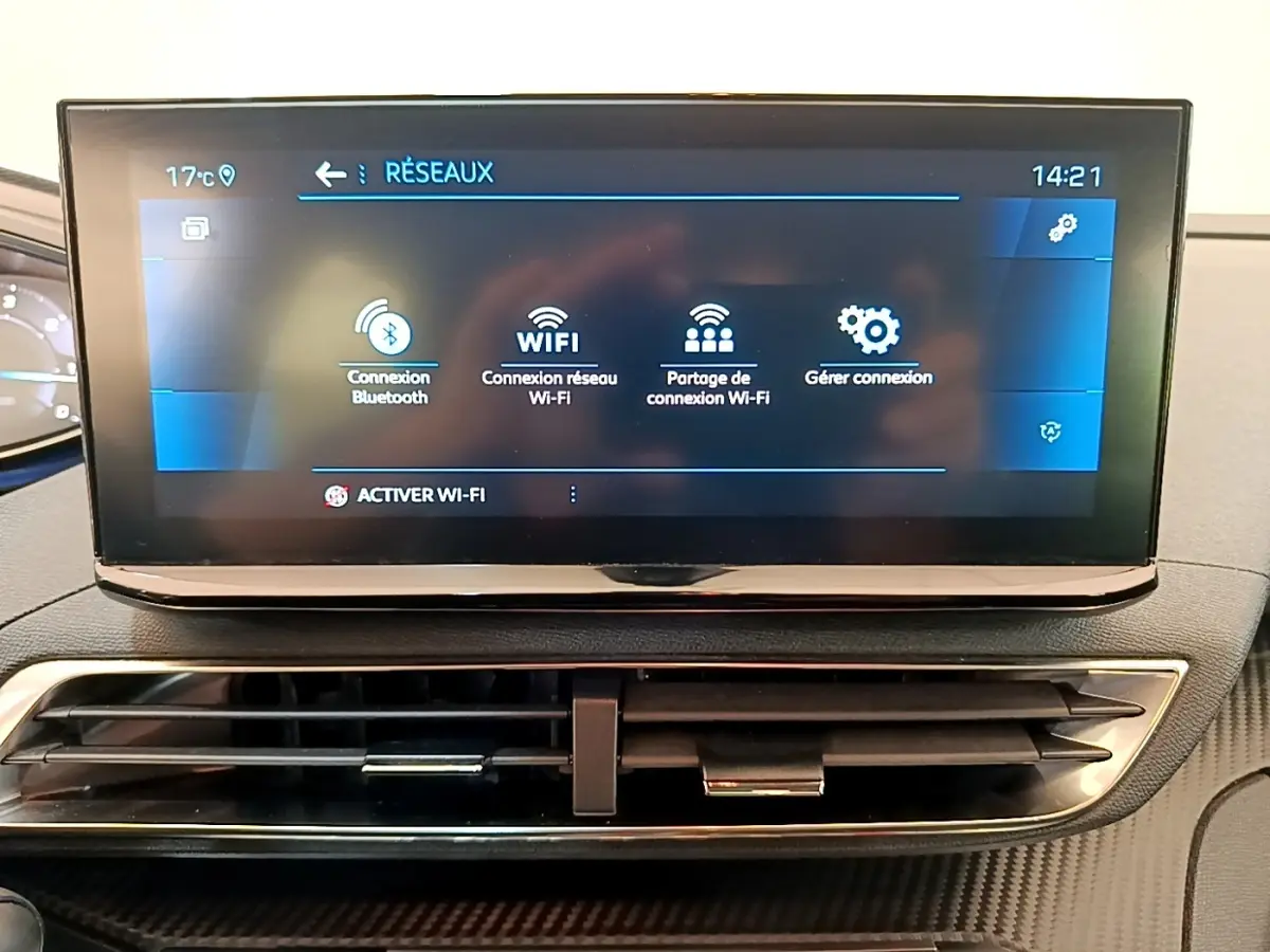 Écran tactile central affichant les options Wi-Fi et Bluetooth du tableau de bord du Peugeot 3008 bleu.