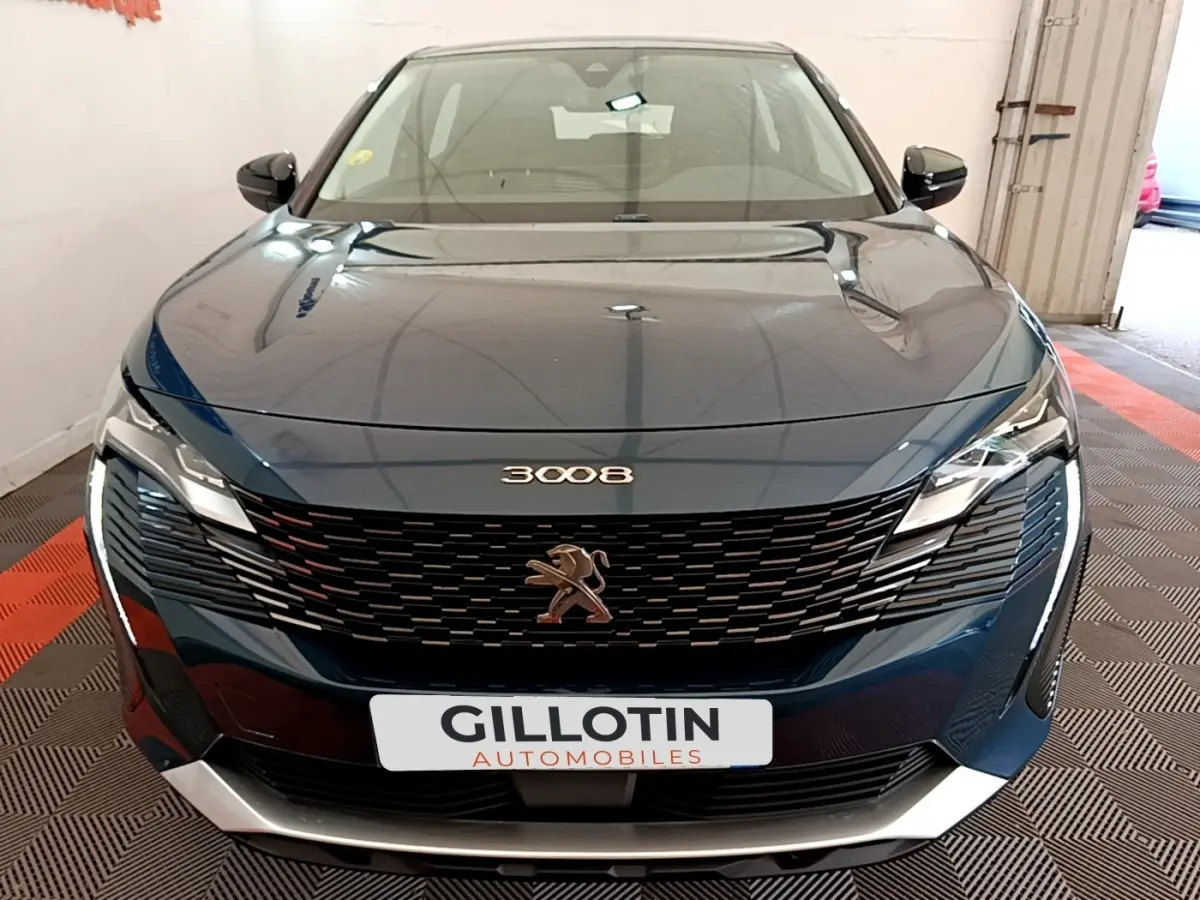 Vue frontale d’un Peugeot 3008 bleu 2022 avec calandre noire et logo lion chromé bien visible.