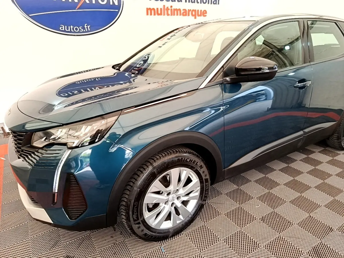 Vue 3/4 avant droit d’un Peugeot 3008 bleu 2022 avec phares LED et jantes alliage argentées.