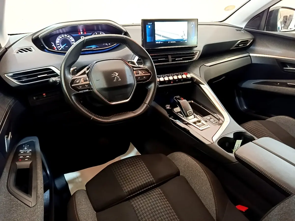 Vue intérieure avant du Peugeot 3008 2022 montrant le volant cuir, l’écran tactile central et la console avec boîte automatique.