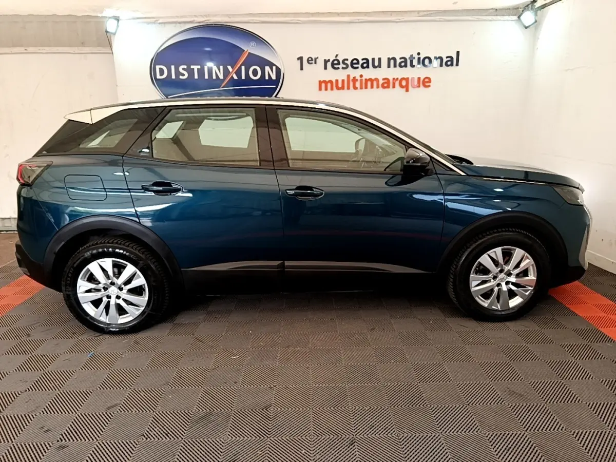 Vue latérale droite d'un Peugeot 3008 bleu 2022 dans un showroom avec logo Distinxion en arrière-plan.