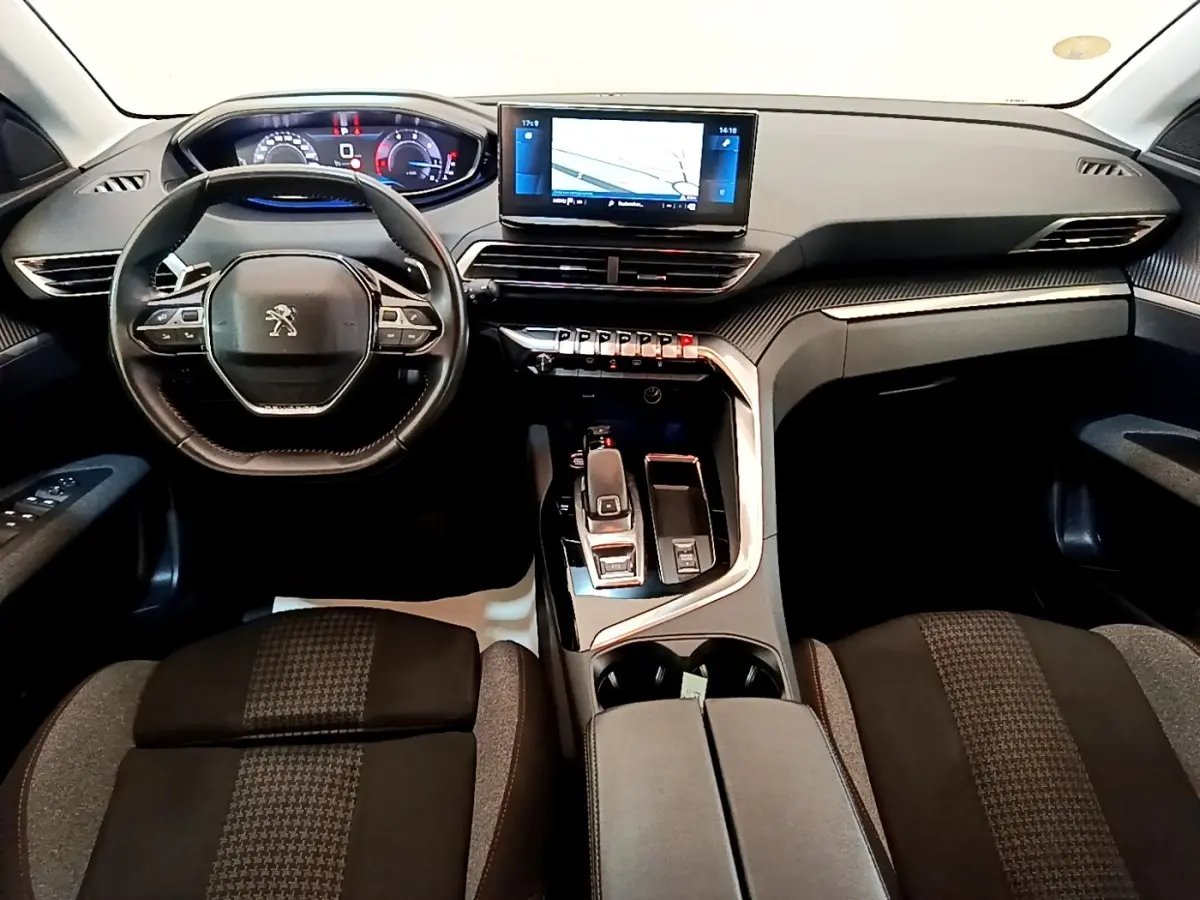 Vue intérieure du tableau de bord et volant cuir noir du Peugeot 3008 2022 avec écran tactile central et console moderne.
