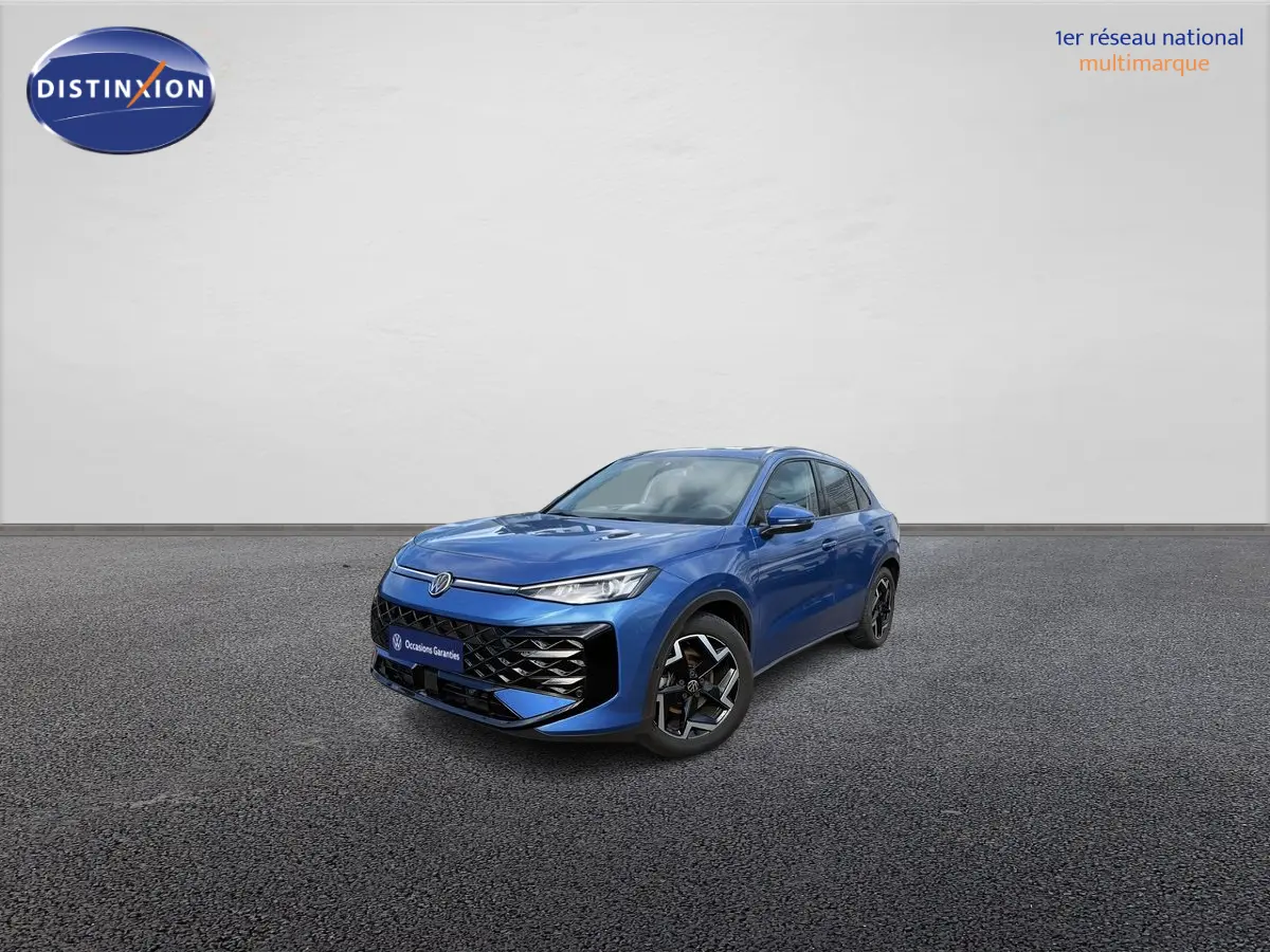 Volkswagen T-Roc bleu métallisé en 3/4 avant droit avec jantes noires brillantes et calandre marquée.