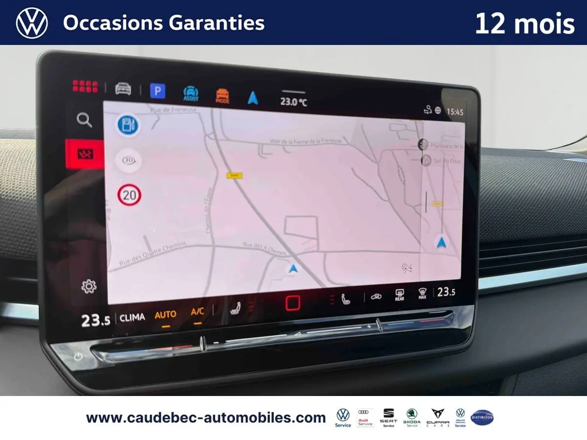 Vue intérieure du tableau de bord du Volkswagen T-Roc 2026 avec écran tactile de navigation et commandes climatiques.