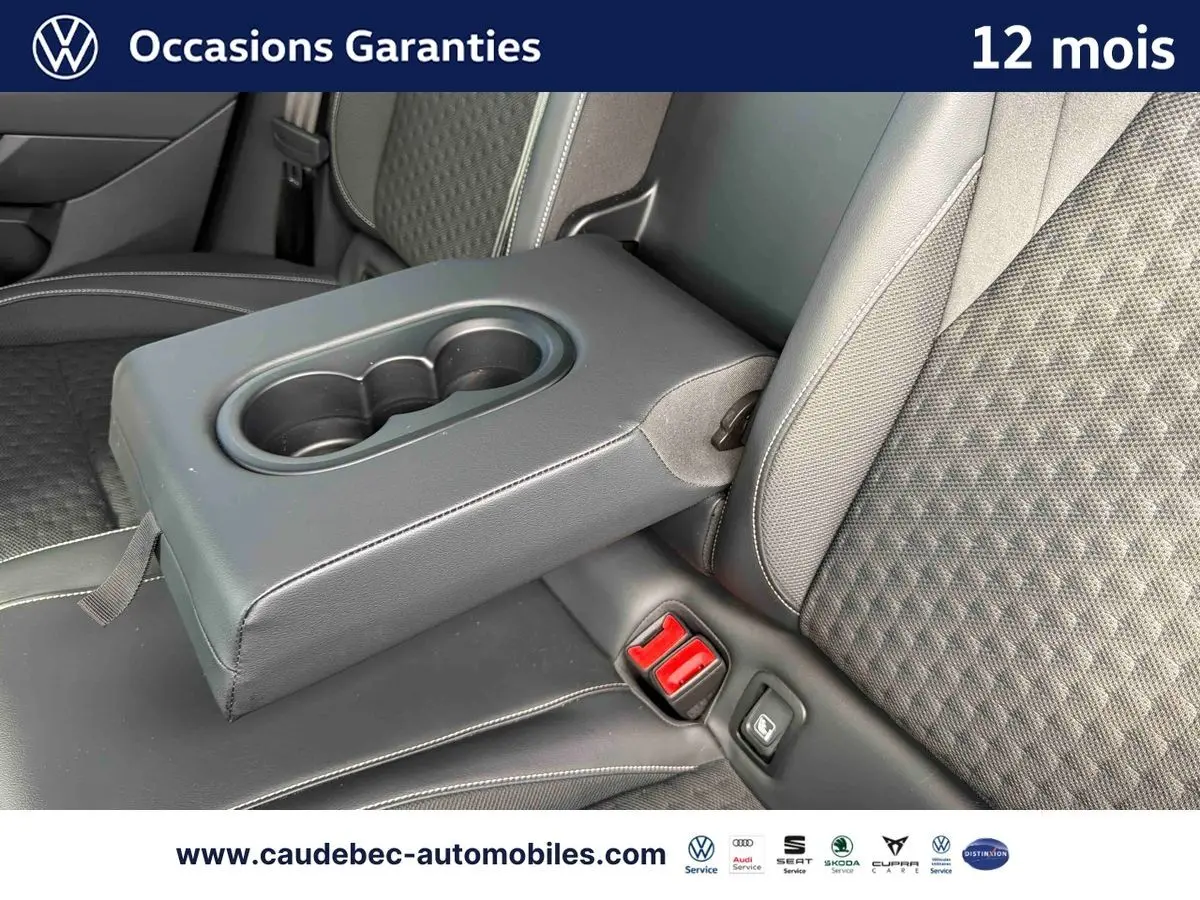 Accoudoir central arrière avec porte-gobelets et sièges en tissu gris du Volkswagen T-Roc 2026.
