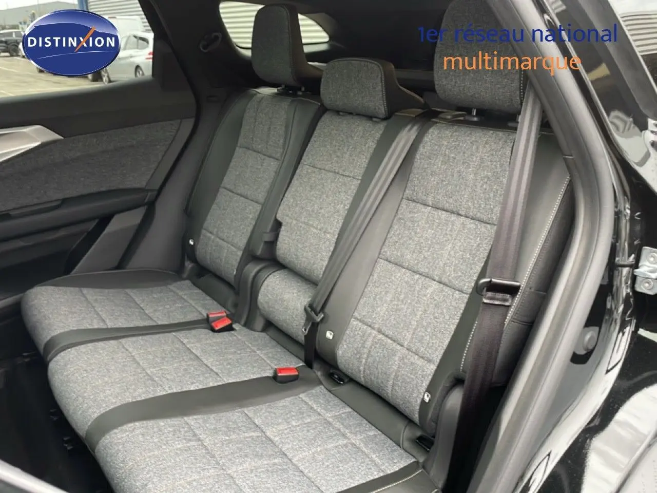 Vue intérieure sur la banquette arrière en tissu gris et cuir noir du Renault Espace 2025 noir étoile métal.