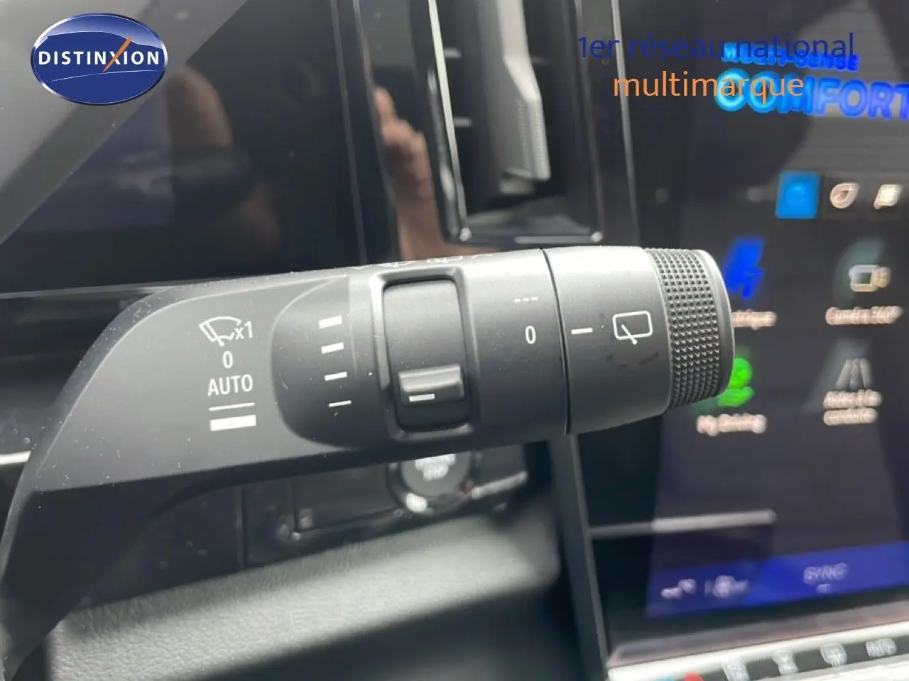 Gros plan sur la commande d’essuie-glace du Renault Espace noir étoile métal 2025, avec écran tactile en arrière-plan.