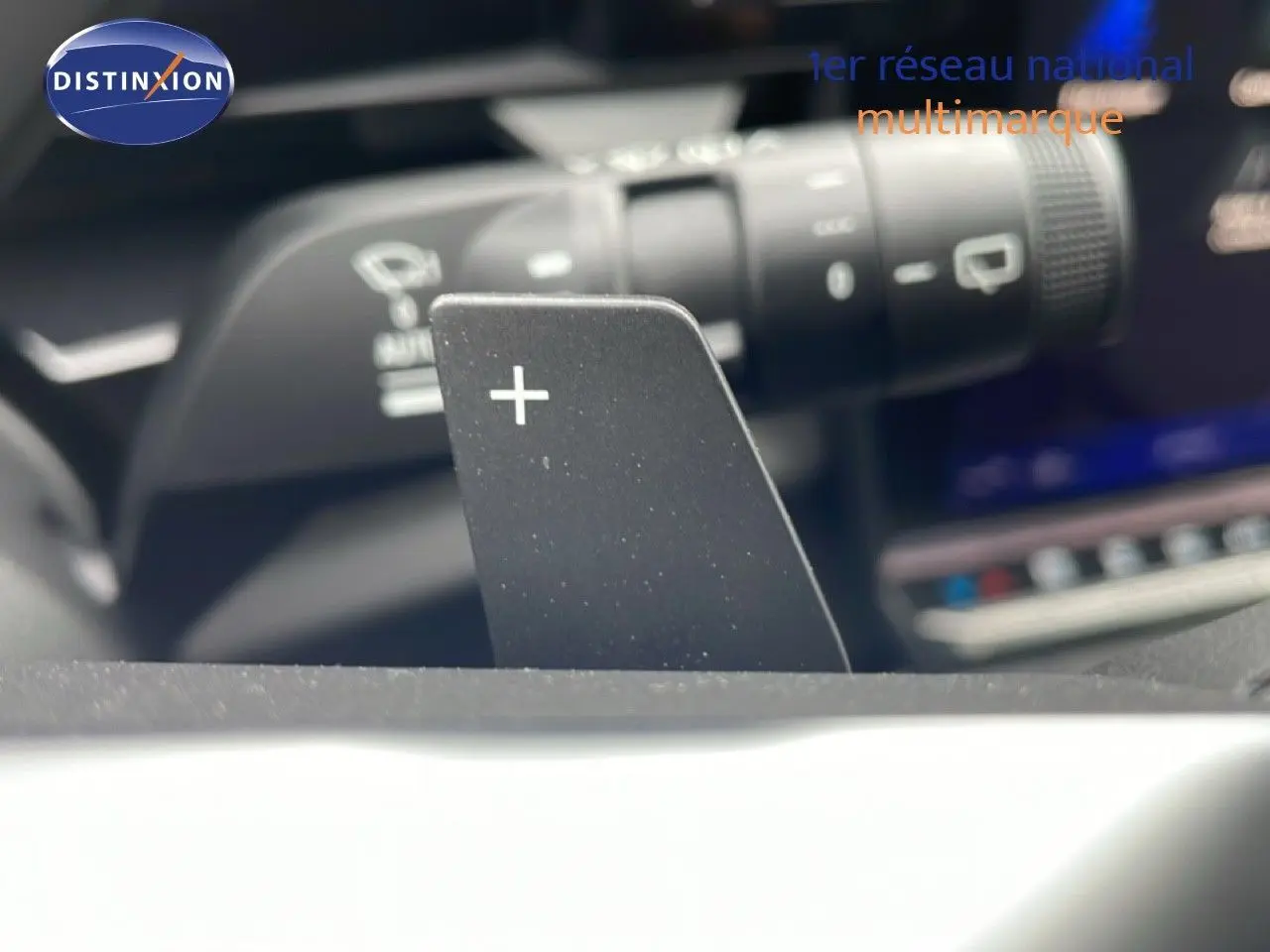 Gros plan sur la palette de changement de vitesse "+" du volant du Renault Espace noir étoile métal 2025.