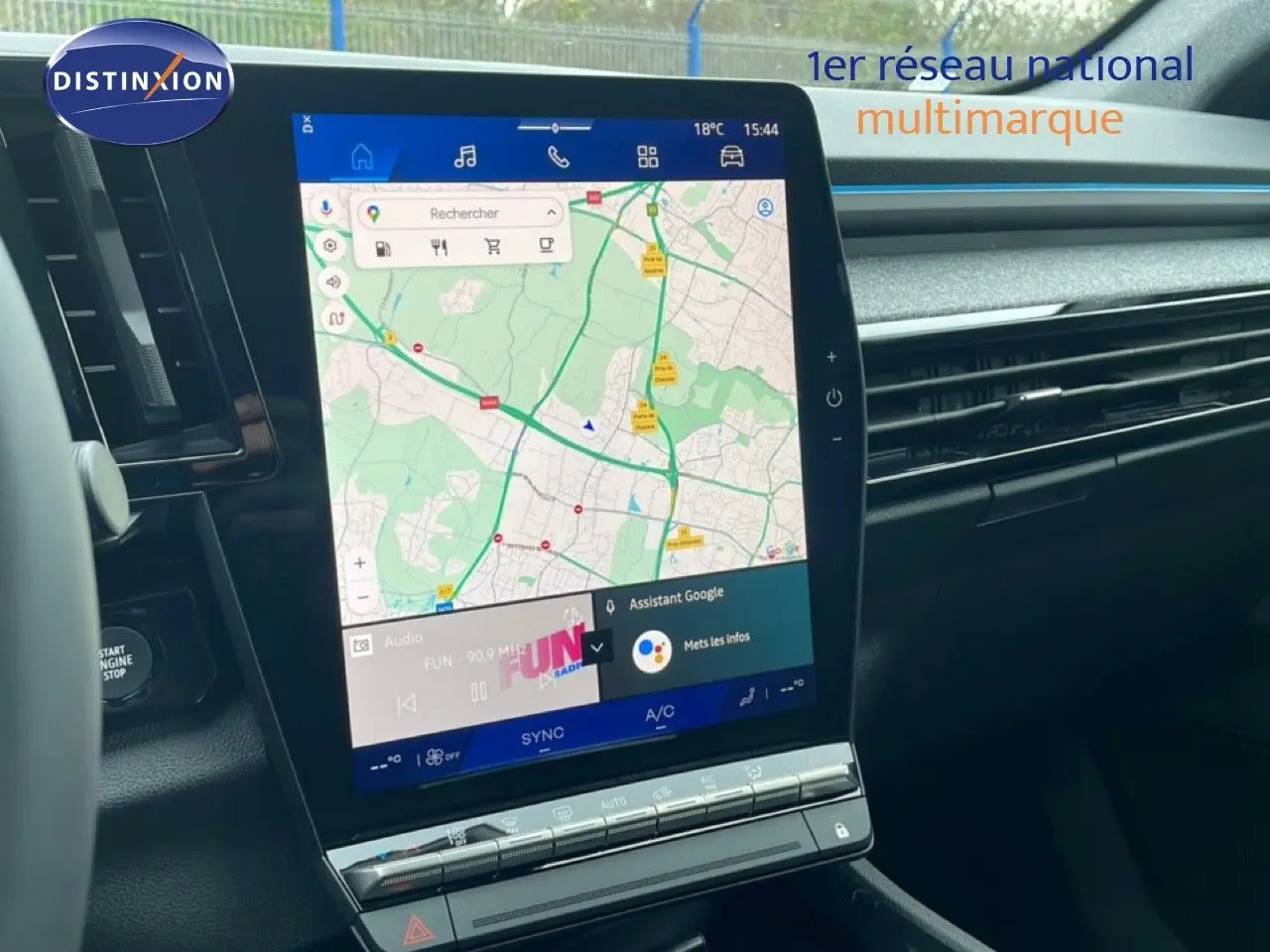 Écran tactile central affichant une carte GPS dans l'habitacle noir du Renault Espace 2025 côté droit.