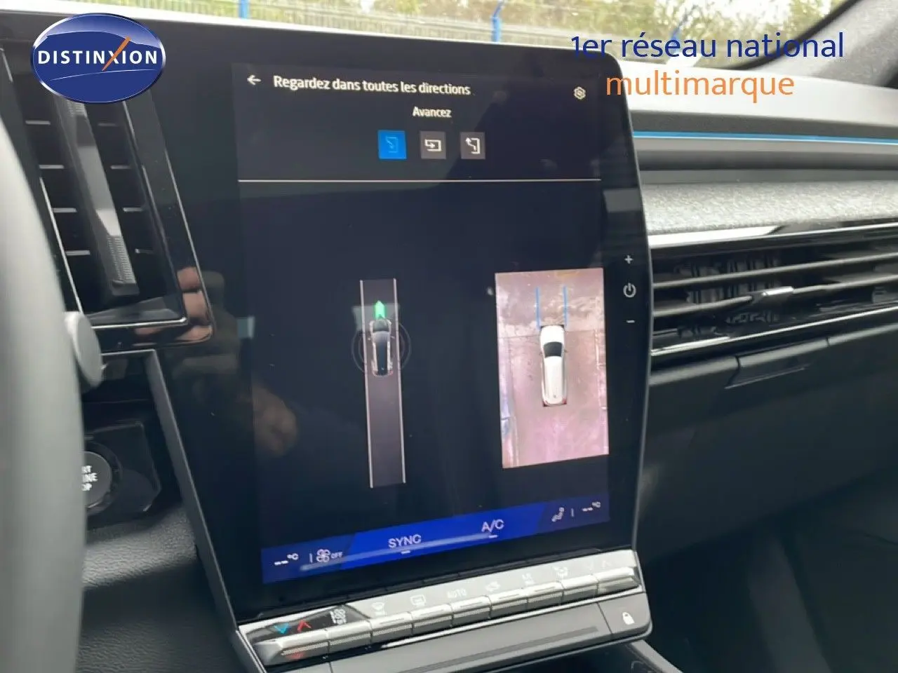 Vue rapprochée de l'écran tactile central affichant la caméra de recul dans un Renault Espace noir étoile métal 2025.