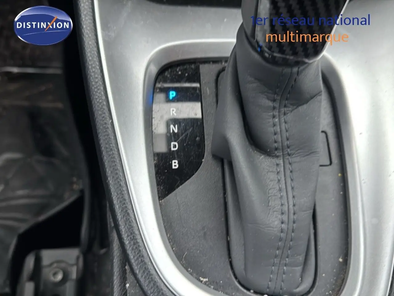 Le levier de vitesses automatique en cuir noir de la Toyota Yaris Cross 116h Design 2023, vue rapprochée intérieure.